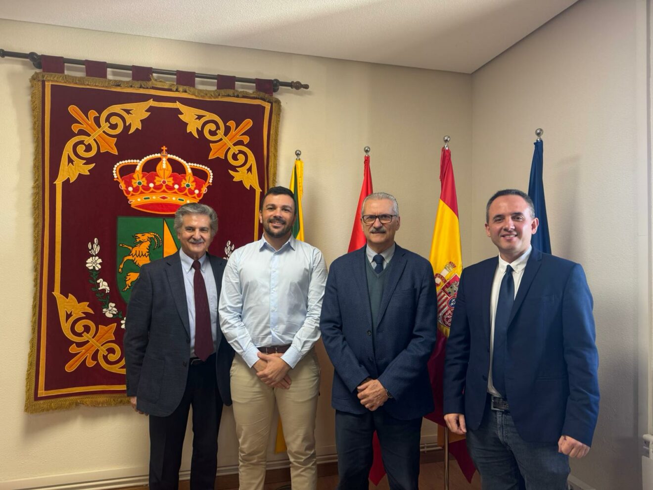 EL CEM Y SEFOVAN SE PRESENTAN AL ALCALDE DE LA CABRERA 